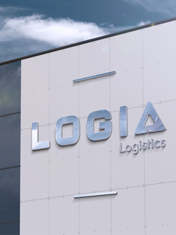 Logo von Webboxes für Logia Logistics auf einer Fassade